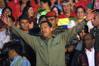 © Georges BARTOLI/MAXPPP. Le president de la republique du Venezuela Hugo Chavez Frias  participe a un meeting avec plusieurs milliers de femmes dans un gymnase de Caracas pour celebrer la journee de la femme le 8 mars.