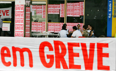 DF - BANCARIOS/GREVE - ECONOMIA - Faixas da greve dos bancários em frente a uma das agências do Banco do Brasil, no Setor de Autarquias Sul, em Brasília, nesta sexta-feira.  08/10/2004 - Foto: DIDA SAMPAIO/AGÊNCIA ESTADO/AE