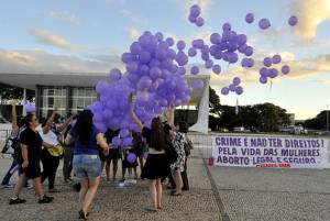Brasília -  Mulheres comemoram decisão do STF sobre interrupção de gravidez em caso de feto anencéfalo