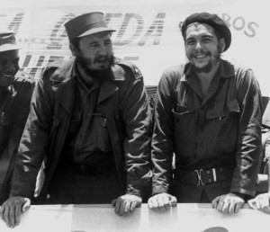 Das Archivbild vom 21. August 1960 zeigt Kubas Ministerprsidenten Fidel Castro und Ernesto "Che" Guevara, damals Prsident der kubanischen Nationalbank, bei einer Militrparade. Nach Ches Tod am 9. Oktober 1967 sind verschiedene Biographien ber den lateinamerikanischen Revolutionr erschienen.  dpa nur s/w (zu dpa-Korr: "Che Guevara ist auch 30 Jahre nach seinem Tod noch aktuell" vom 03.11.1997)