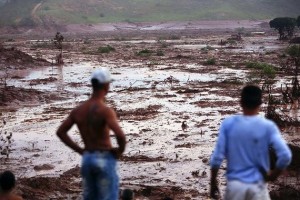 Mariana_MG, 05 de Novembro de 2015 Barragem de rejeitos da mineradora Samarco em Germano se rompe e atinge áreas povoadas. Na foto, o distrito de Bento Rodrigues, o mais atingido pela tragedia. Imagem: HUGO CORDEIRO